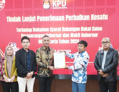 Paslon independen Dharma Pongrekun-Kun Wardana saat menyerahkan dokumen persyaratan maju di Pilgub Jakarta 2024. (BeritaNasional/Lydia)