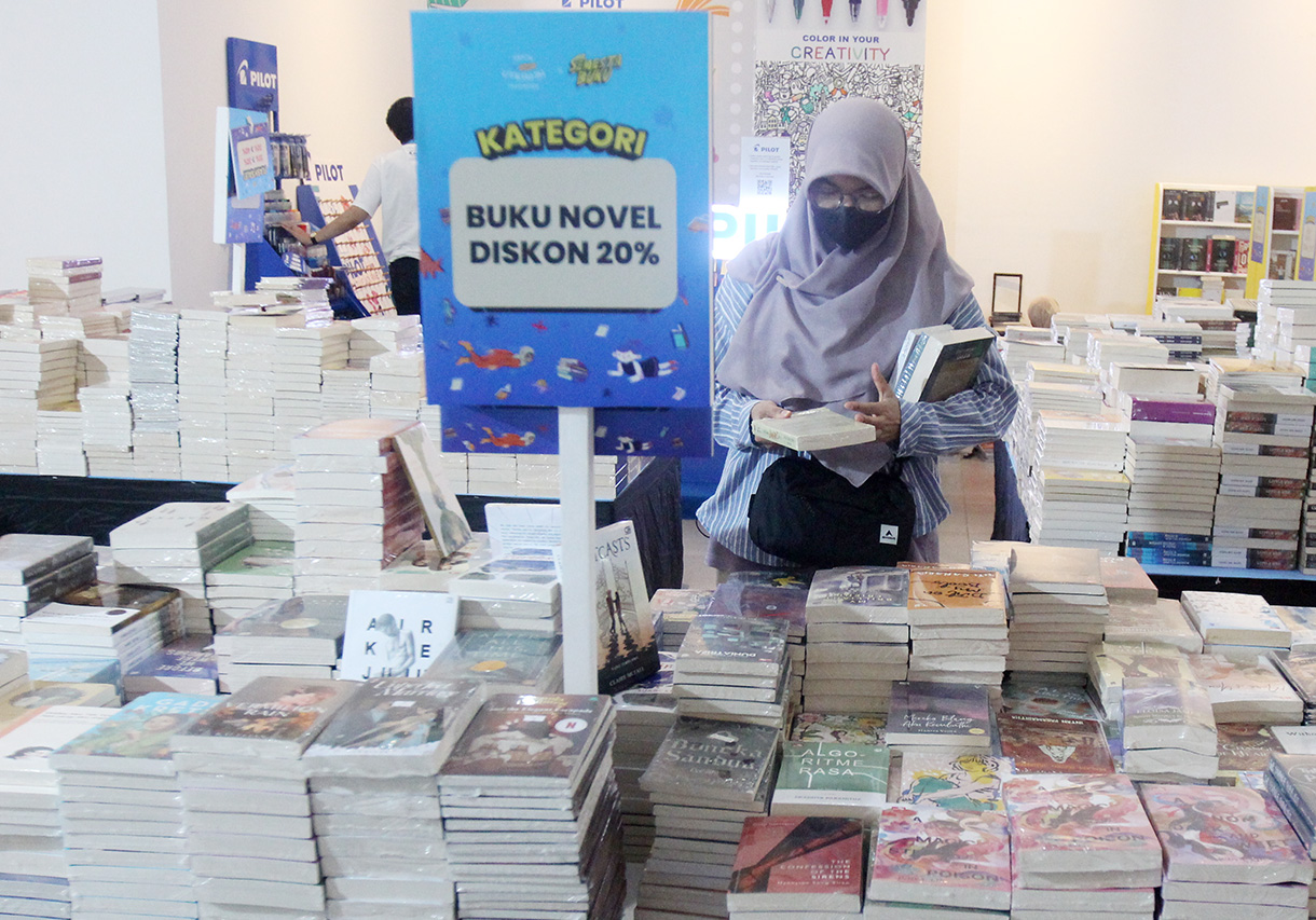 Pengunjung memilih buku dengan harga diskon dalam gelaran Festival Literasi Jakarta 2023 di Gaelri Soenasssa, Taman Ismail Marzuki (TIM), Cikini, Jakarta, Kamis (29/8/2024).(BeritaNasional.com/ Oke Atmaja)