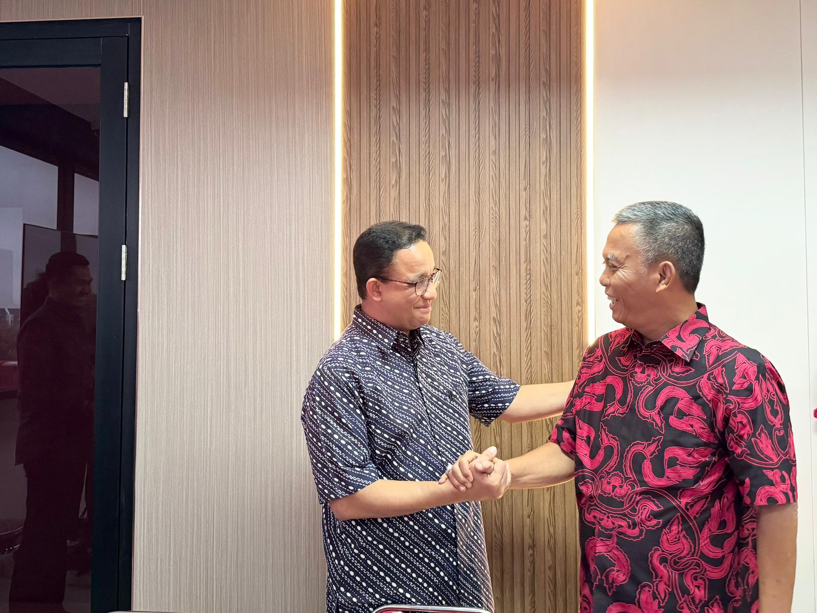 Anies Baswedan (kiri) bersama Prasetio Edi Marsudi di DPP PDIP Jakarta pada Sabtu (24/8/2024). (Foto/PDIP)