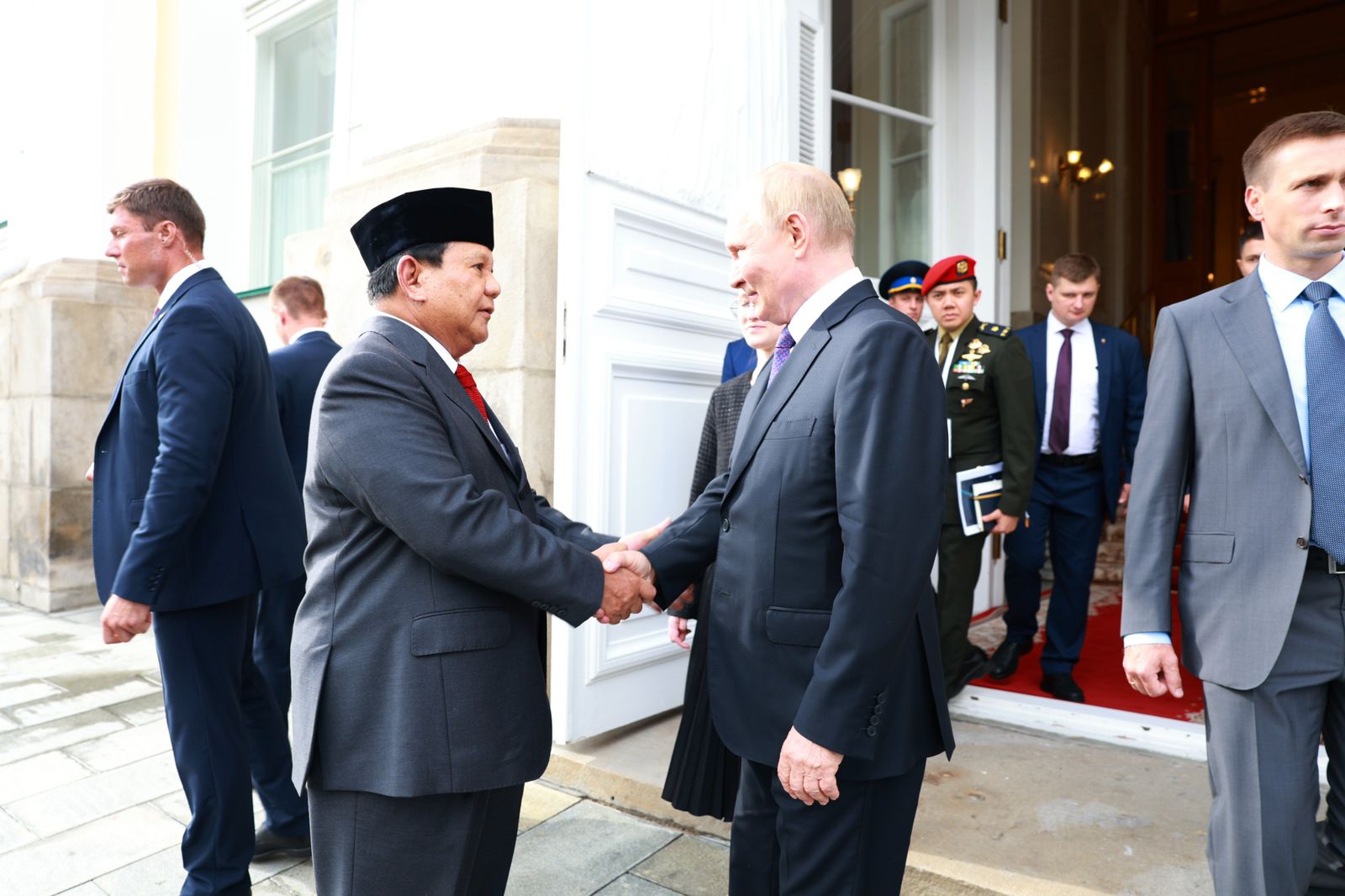 Menteri Pertahanan RI yang juga preside terpilih Prabowo Subianto,  bertemu Presiden Rusia Vladimir Putin. (Foto/Tim Prabowo)