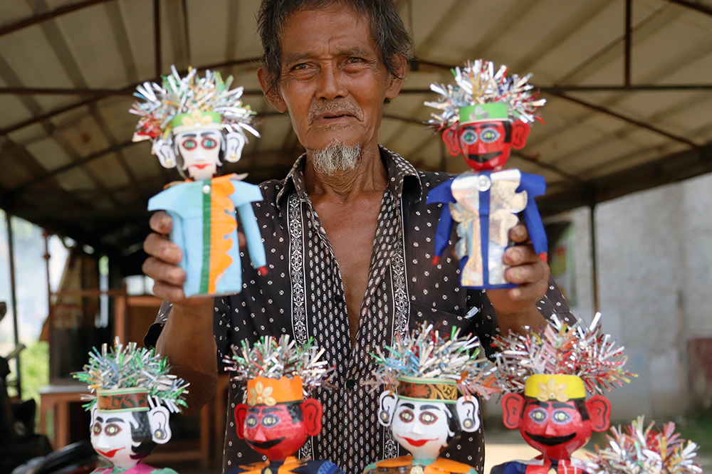 Engkong Nunun ubah botol plastik bekas menjadi boneka ondel-ondel. (BeritaNasional/Elvis Sendouw).