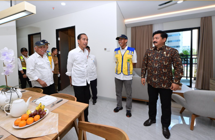 Presiden Jokowi saat meninjau langsung salah satu tower hunian untuk ASN yang berada di Kawasan Ibu Kota Nusantara. (BeritaNasional/BPMI Setpres/ Muchlis Jr)