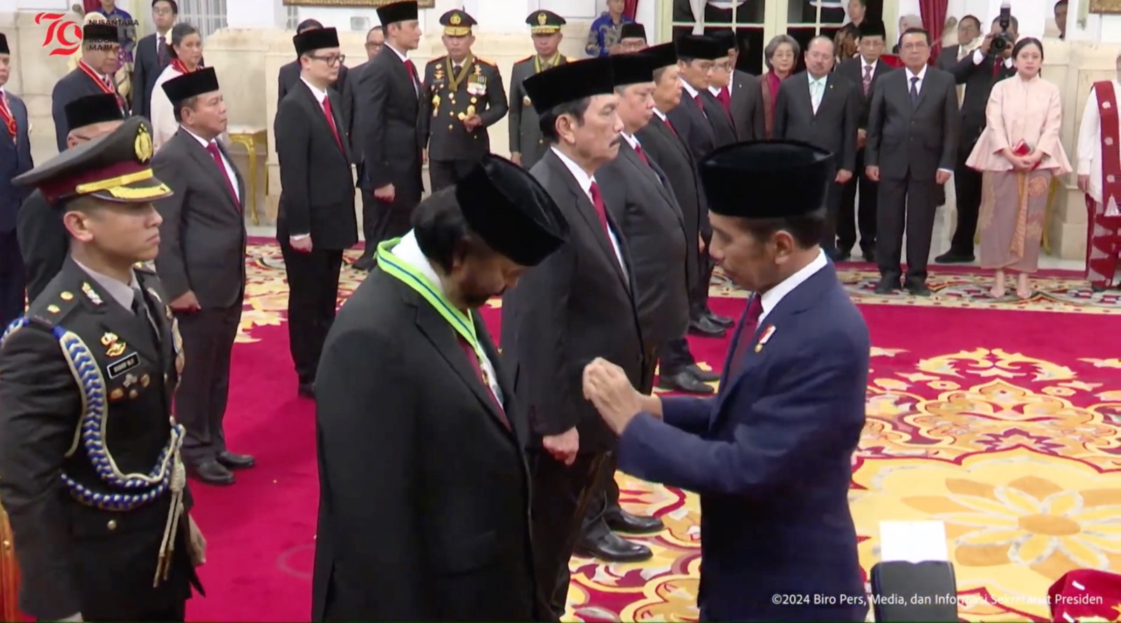 Presiden Jokowi menganugerahi Tanda Jasa dan Tanda Kehormatan kepada 64 tokoh bangsa. (Foto/YouTube Sekretariat Presiden).