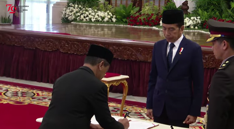 Presiden Joko Widodo secara resmi melantik sejumlah menteri, wakil menteri, dan kepala badan di Istana Negara, Jakarta, pada Senin, 19 Agustus 2024.. (BeritaNasional/Tangkapan Layar)