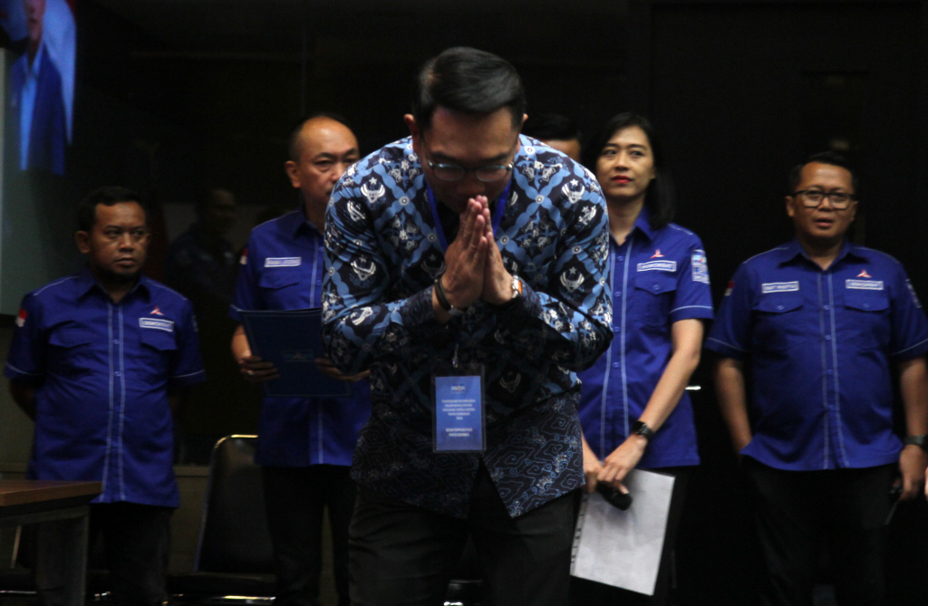 Calon Gubernur DKI Jakarta Ridwan Kamil memberikan salam di kantor DPP Demokrat, Jakarta, Selasa (27/8/2024).  (Berita Nasional.com/Oke Atmaja)