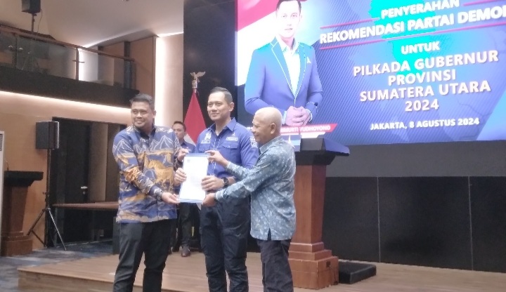 Ketum Partai Demokrat Agus Harimurti Yudhoyono (tengah) saat memberikan rekomendasi ke Bobby Nasution dan Surya. (BeritaNasional/Mufit).