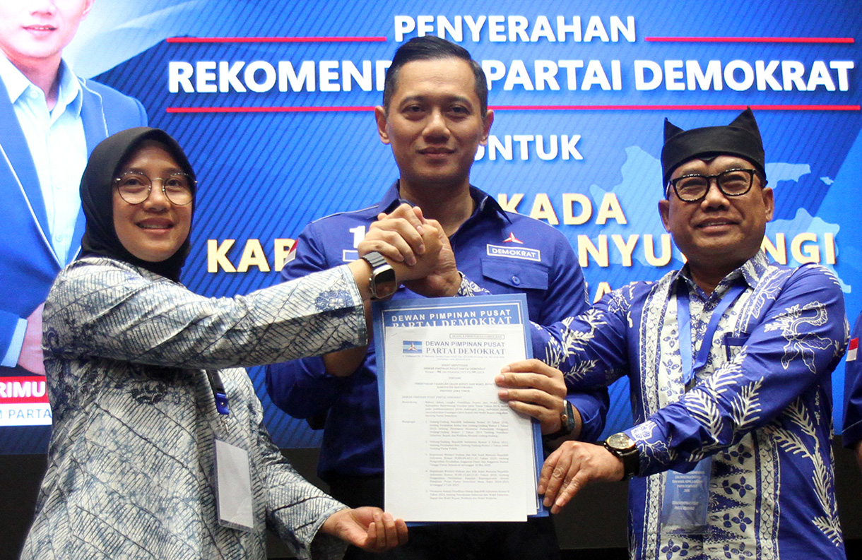 Ketua Umum Partai Demokrat Agus Harimurti Yudhoyono (tengah) menyerahkan surat rekomendasi bakal calon bupati dan wakil bupati Banyuwangi, Jawa Timur, kepada Ipuk Fiestiandani (kiri) dan Mujiono (kanan) di DPP Partai Demokrat, Jakarta, Kamis (8/8/2024). (BeritaNasional.com/Oke Atmaja)