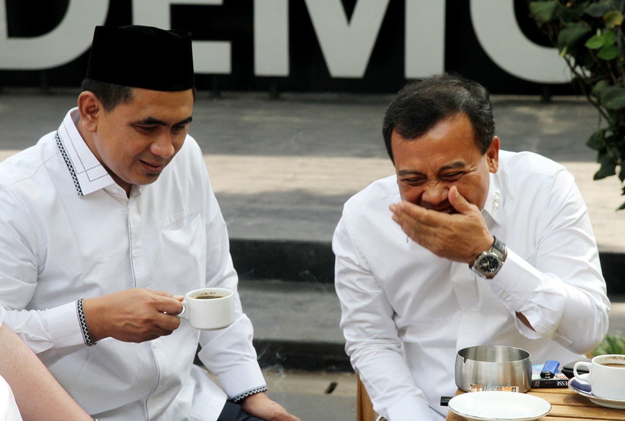 Bakal Calon Gubernur Jateng Ahmad Luthfi berbincang dengan Bakal Calon Wakil Gubernur Jateng Ahmad Luthfi-Taj Yasin saat akan menerima rekomendasi dari Partai Demokrat untuk maju pada Pilkada Provinsi Jateng di kantor DPP Partai Demokrat, Jakarta, Selasa (27/8/2024).  (BeritaNasional.com/ Oke Atmaja)