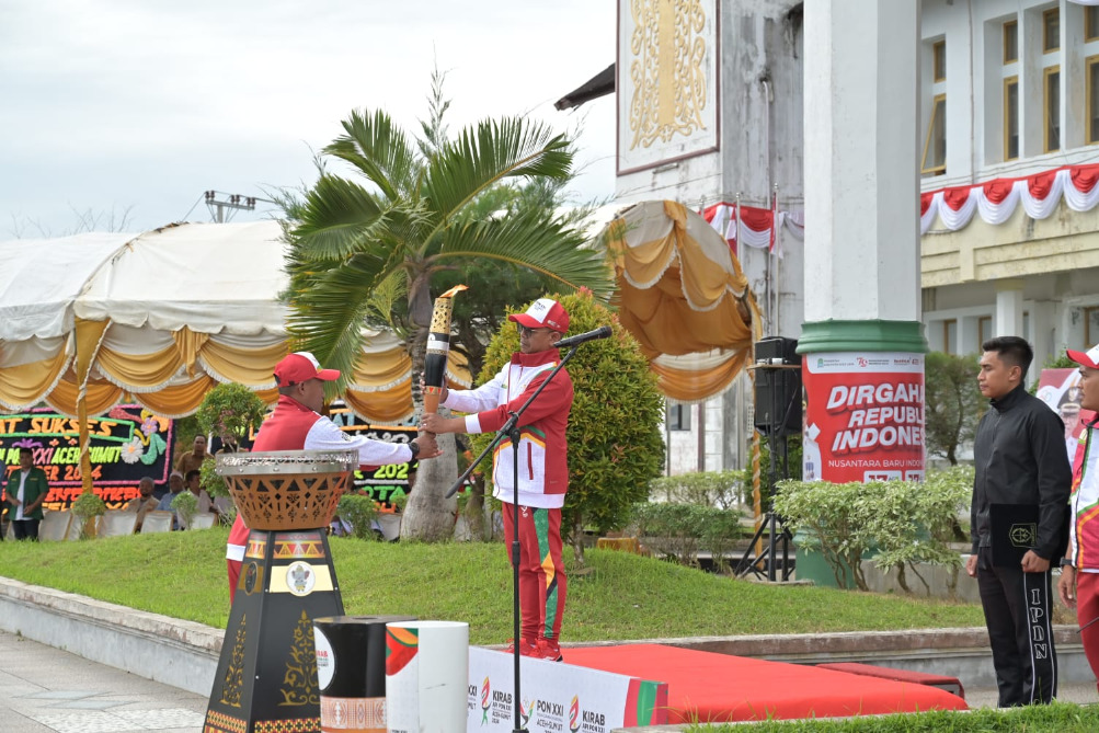 Suasana Kirab Api PON XXI Aceh-Sumut Tiba di Aceh Jaya. (Foto/PON XXI 2024)