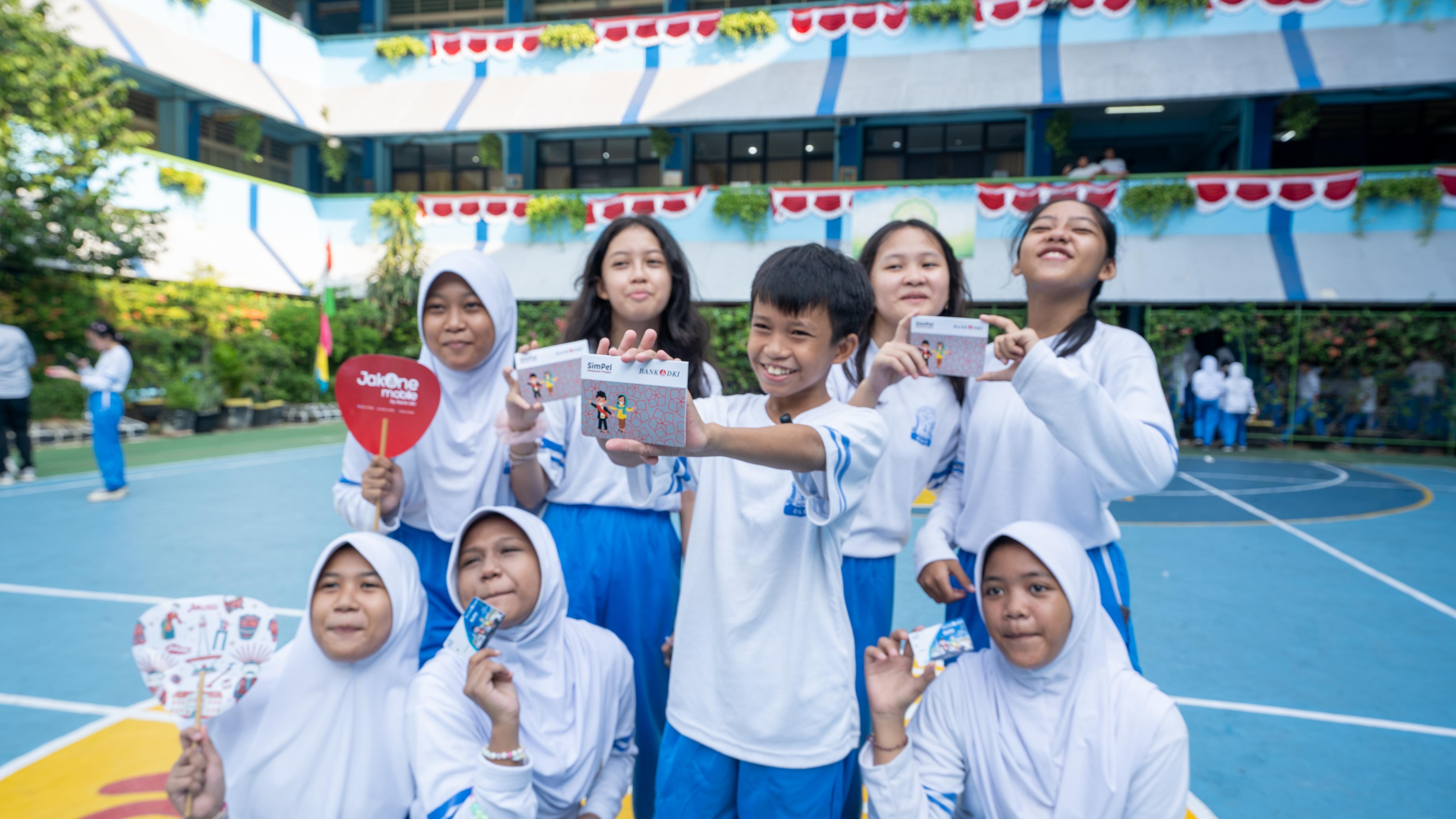 Sejumlah pelajar menunjukkan tabungan Simpanan Pelajar (SimPel) selepas kegiatan Sosialisasi Tabungan SimPel, dan Program Satu Rekening Satu Pelajar (KEJAR) di SMPN 216 Jakarta (9/8).  (BeritaNasional.com/HO/Oke Atmaja)