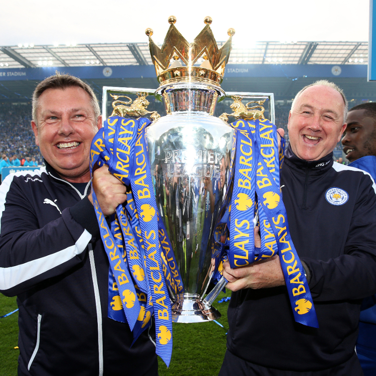 Craig Shakespeare (kiri) mengangkat trofi juara Premier League saat menjabat asisten manajer Leicester City. (Foto/Inst lcfc)