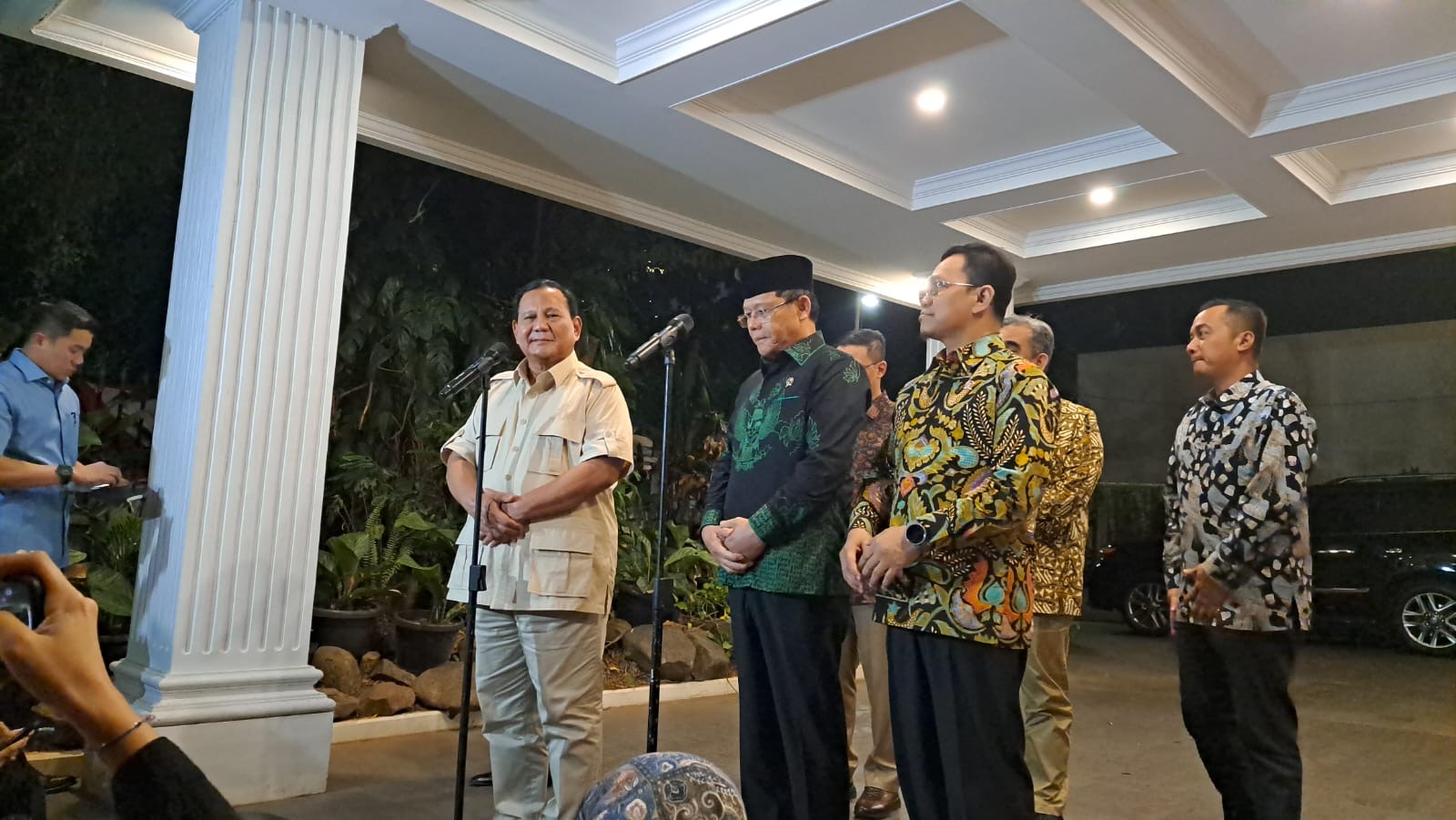 Plt Ketum PPP Mardiono (kanan) saat bertemu dengan Prabowo Subianto (kiri). (BeritaNasional/Lydia).