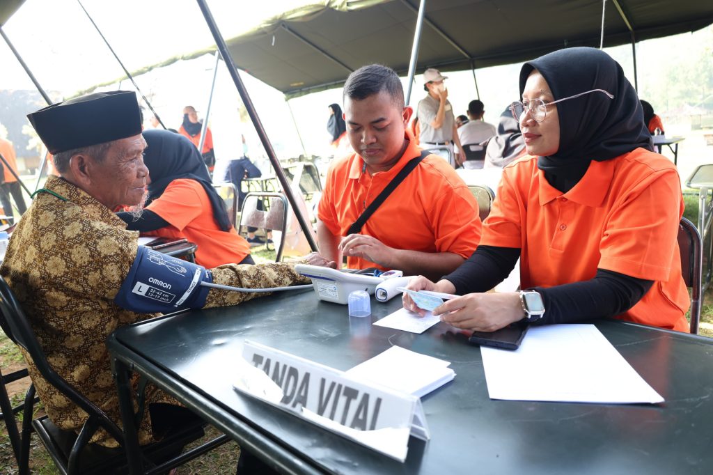 Pusrehab Kemhan Berikan Kaki Palsu, Kacamata hingga Alat Bantu Dengar. (Foto/Kemenhan).