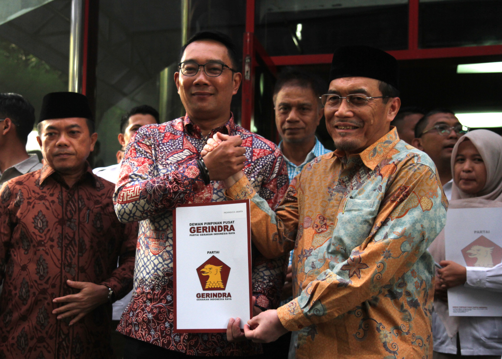 Bakal cagub dan cawagub Jakarta Ridwan Kamil-Suswono menunjukan surat rekomendasi di Kantor DPP Gerindra, Jakarta, Jumat (23/8/2024). (Berita Nasional.com/Oke Atmaja)