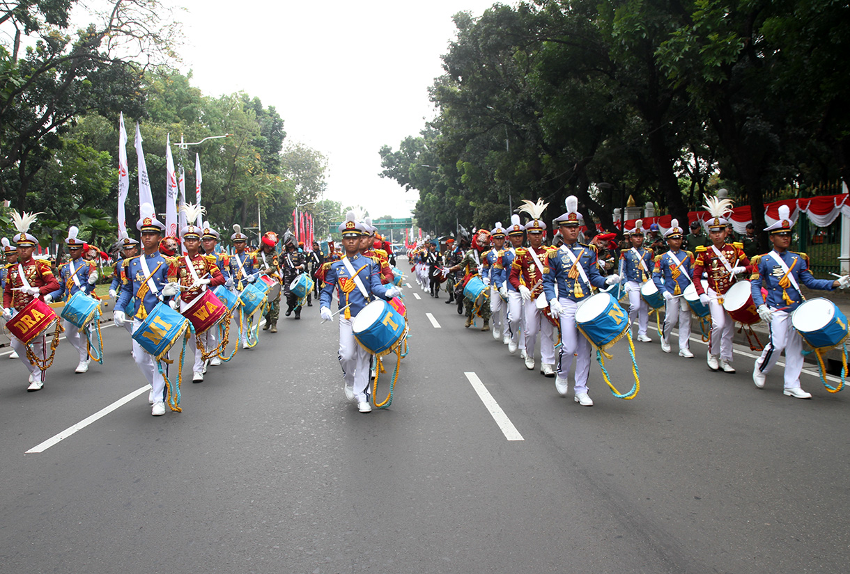 Sejumlah anggota marching band TNI melakukan atraksi saat gladi bersih di Jalan Medan Merdeka Barat, Jakarta, Kamis (8/8/2024). (BeritaNasional.com/Oke Atmaja)