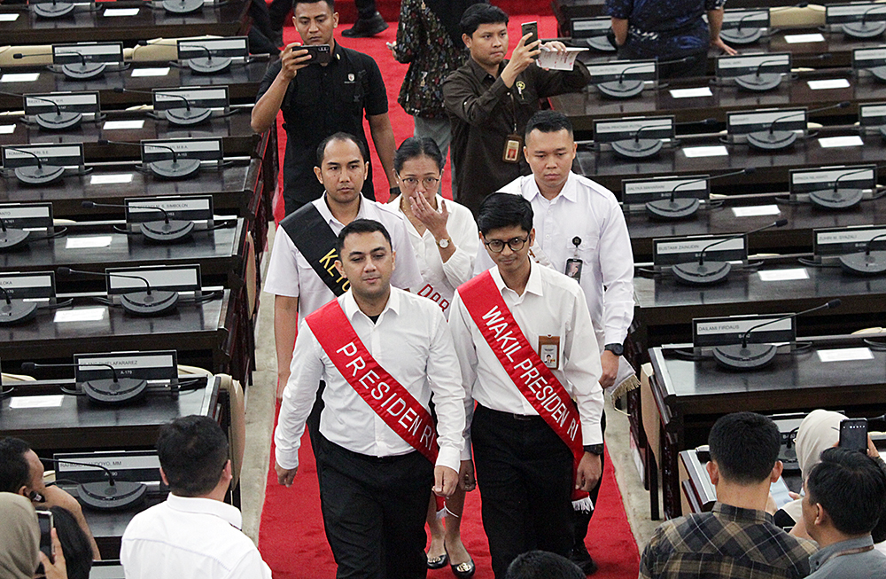 Pegawai berperan menggantikan pejabat yang akan Sidang Tahunan 16 Agustus 2024. (BeritaNasional/Elvis Sendouw)