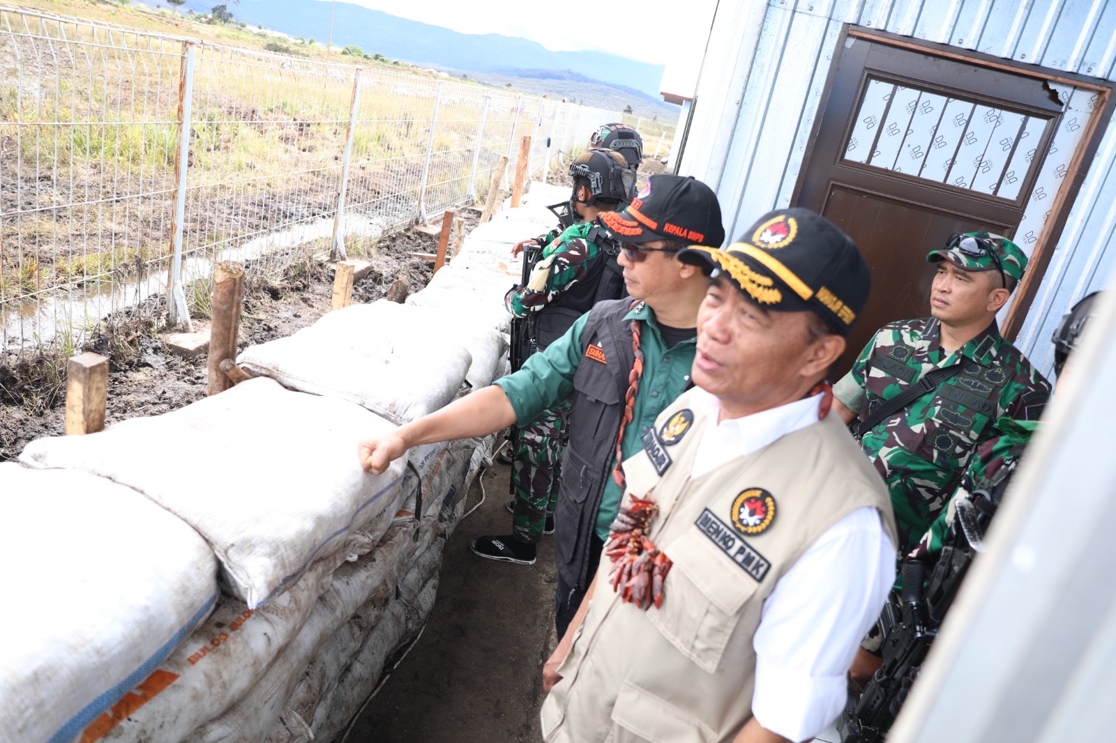 Kepala BNPB Letnan Jenderal TNI Suharyanto bersama Menko PMK Muhadjir Effendy meninjau lokasi pembangunan gudang logistik. (Foto/BNPB).