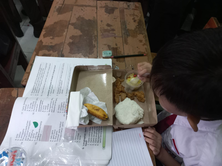 Uji coba makan bergizi gratis berlangsung di SDN Cideng 07, Gambir, Jakarta Pusat. (BeritaNasional/Lydia)