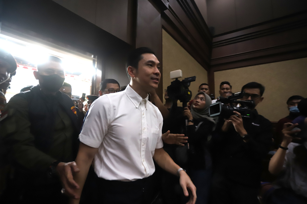 Terdakwa Harvey Moeis memasuki ruang sidang untuk mengikuti sidang perdana di Pengadilan Tipikor, Jakarta, Rabu (14/8/2024). (Berita Nasional.com/Oke Atmaja)