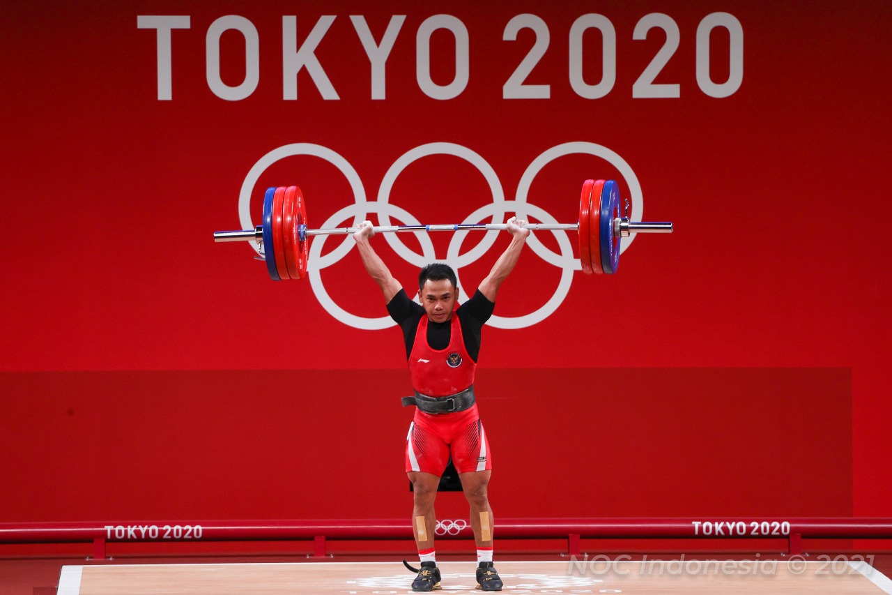 Lifter Indonesia Eko Yuli Irawan saat bertanding di Olimpiade Tokyo 2020. (foto/NOC Indonesia)