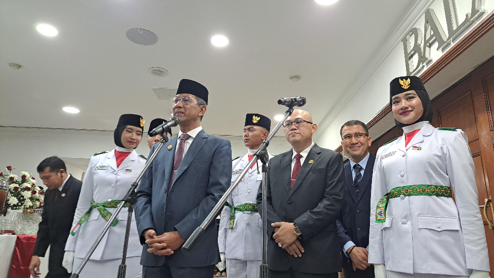 Pj Gubernur DKI Heru Budi Hartono mengukuhkan 42 Paskibraka Jakarta 2024 di Balai Kota. (BeritaNasional/Lydia)