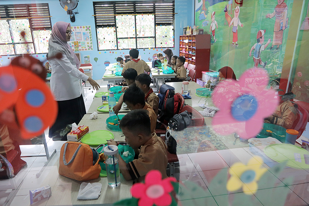 Anak Sekolah Dasar 5 Sukasari, Kota Tangerang, Banten, saat uji coba makan bergizi gratis. (BeritaNasional/Elvis sendouw)