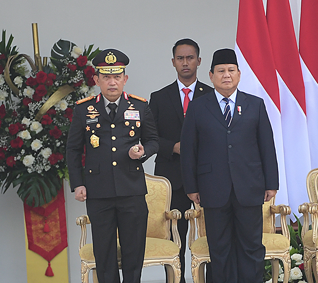 Kapolri Jenderal Polisi Listyo Sigit Prabowo (kiri) bersama Presiden Terpilih Prabowo Subianto. (BeritaNasional/Elvis Sendouw)