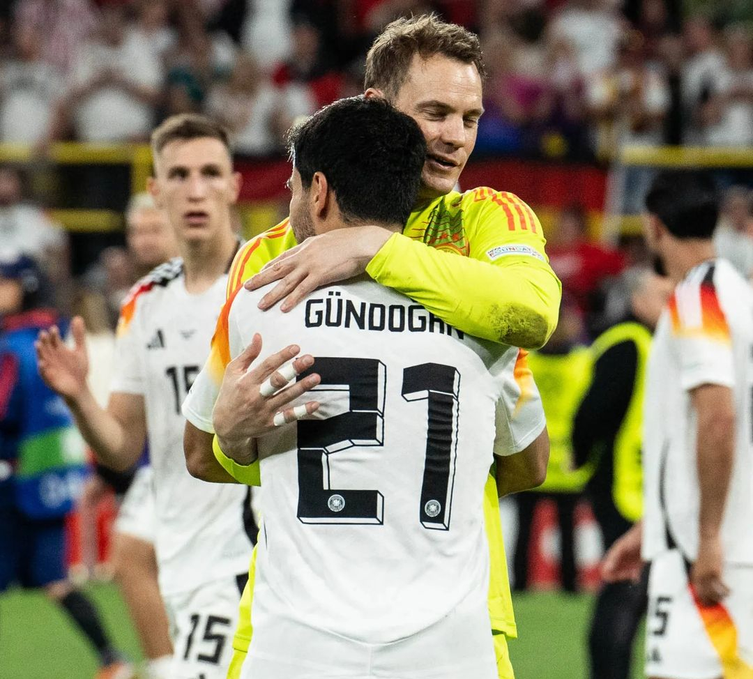 Ilkay Gundogan berpelukan dengan Manuel Neuer. (Foto/inst @ilkayguendogan)