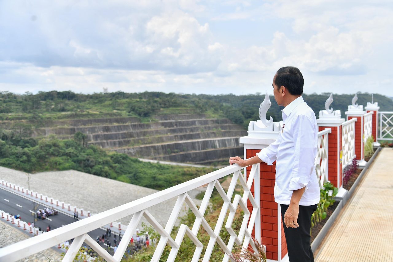 Presiden Jokowi sedang memantau Bendungan Leuwikeris saat peresmian. (Foto/Setpres)