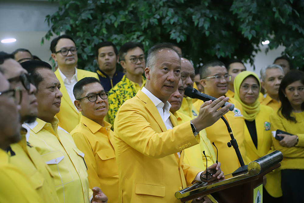 Waketum Golkar Bidang Perekonomian Agus Gumiwang Kartasasmita saat memberikan keterangan di DPP Golkar. (BeritaNasional/elvis)