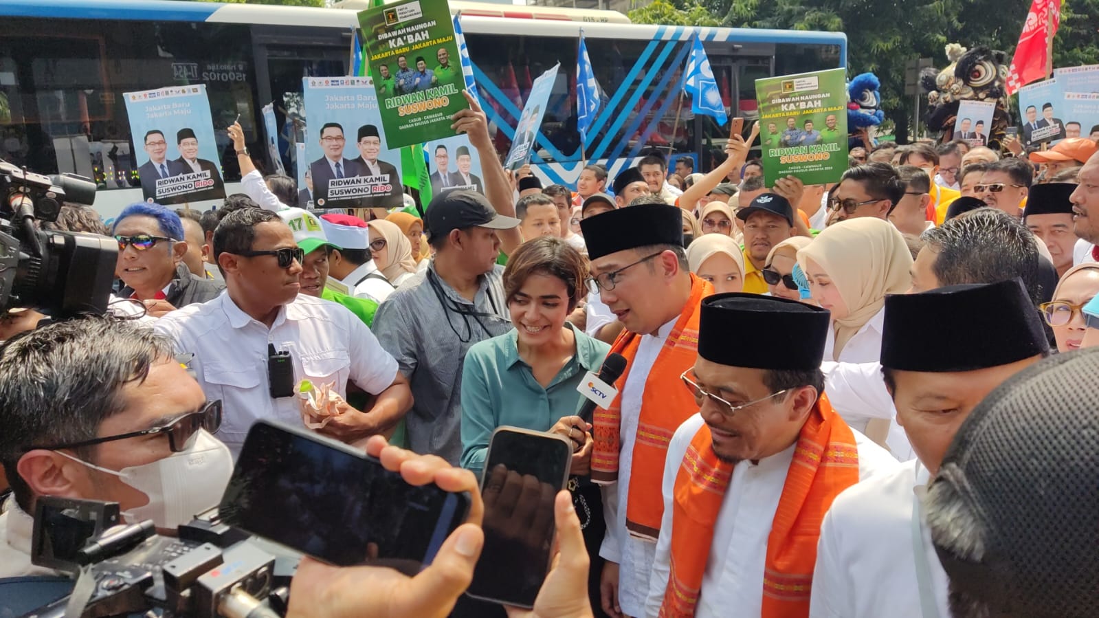 Ridwan Kamil dan Suswono saat berjalan menuju KPU DKI. (BeritaNasional/Ahda).