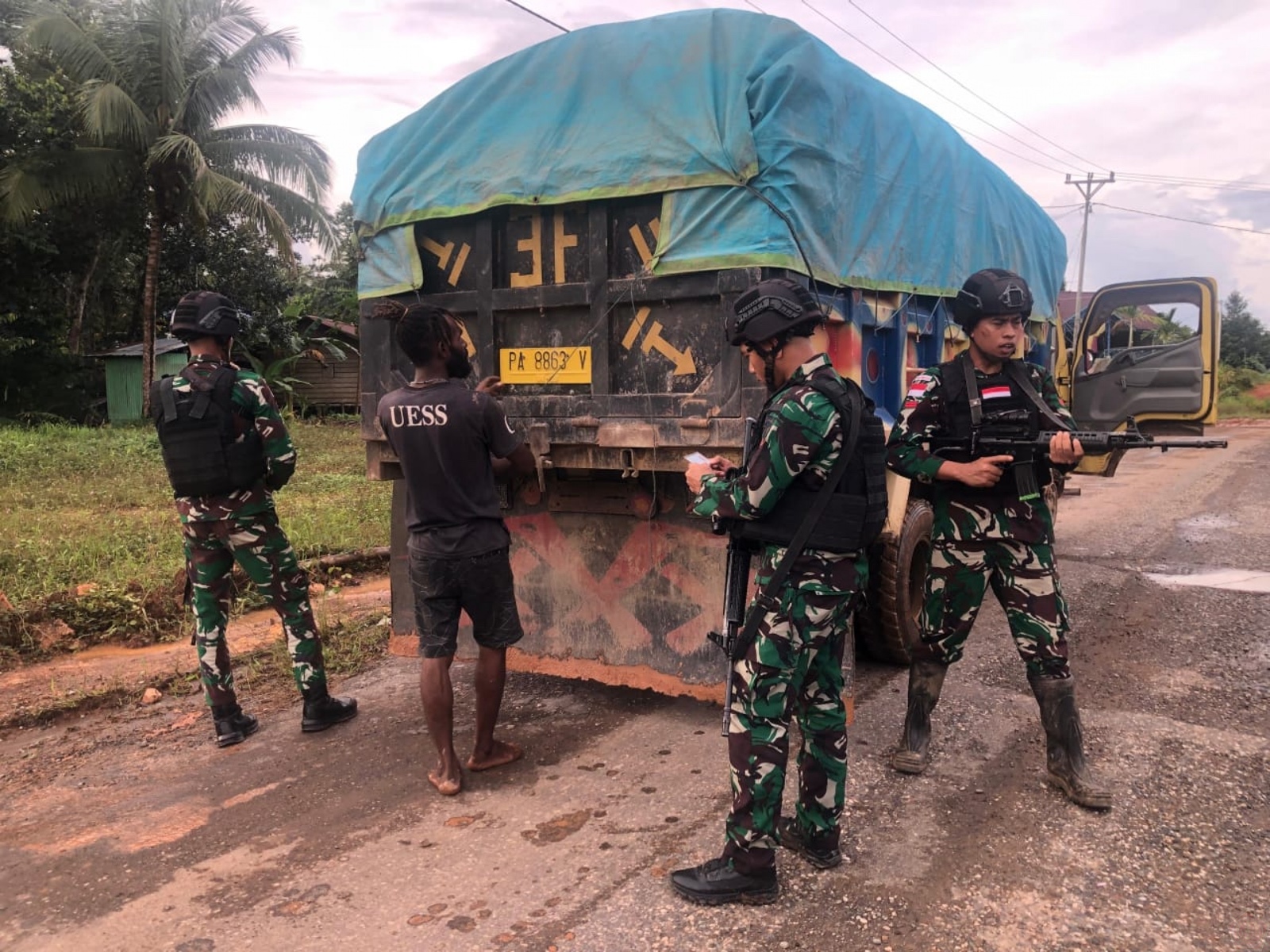 Satgas Pamtas Statis RI-PNG Yonif 111/KB melakukan pemeriksaan kendaraan. (Foto/tni.mil.id).