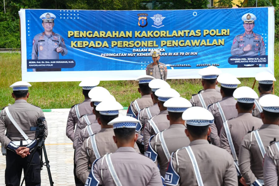 Persiapan HUT Kemerdekaan RI, Kakorlantas Polri awasi kesiapan petugas dan kendaraan. (BeritaNasional/Doc. Humas Polri)