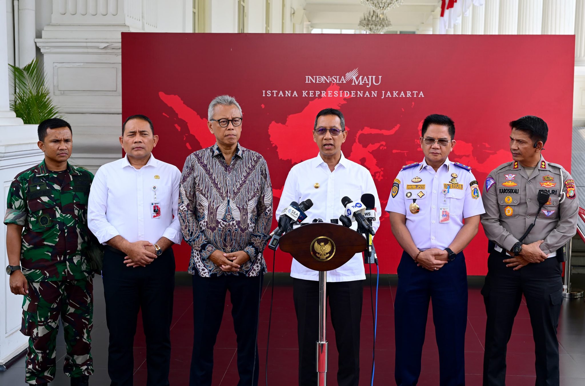 Kasetpres Heru Budi Hartono didampingi instansi terkait menyampaikan keterangan pers rencana kunjungan kenegaraan Paus Fransiskus. (Foto/BPMI)