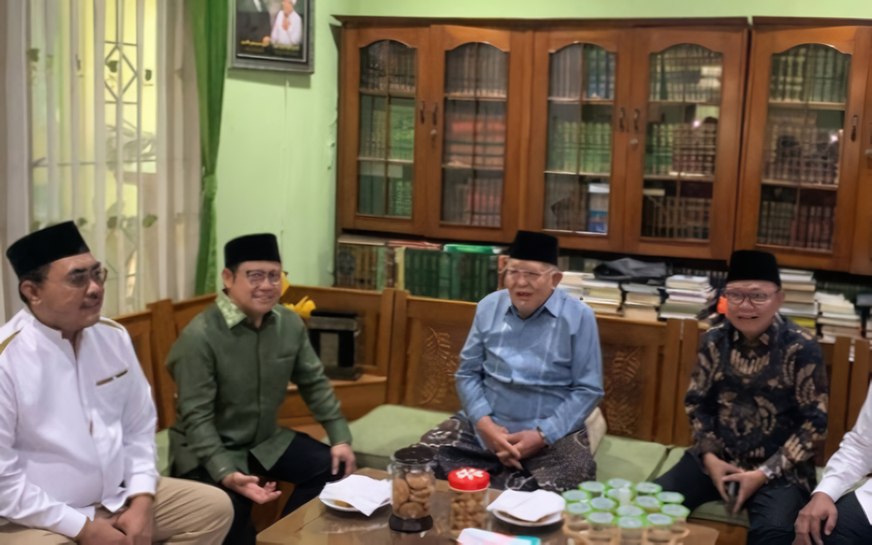 Ketua Umum PKB, Muhaimin Iskandar alias Cak Imin bersilaturahmi ke kediaman ulama NU KH Syukron Ma’mun. (BeritNasional/Mufit).