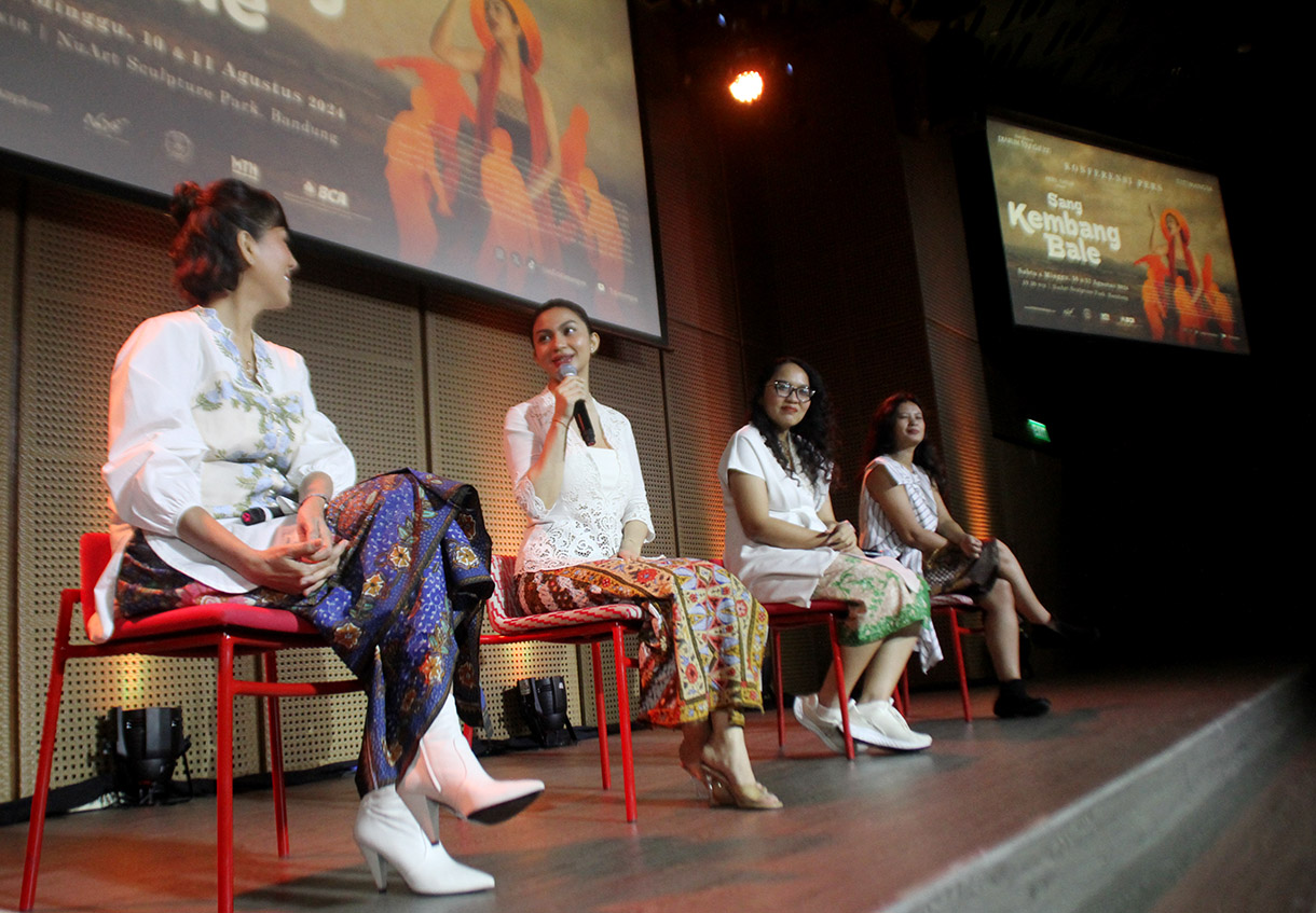 Pemeran Sang Kembang Bale Ariel Tatum (kedua kiri) bersama Program Director Bakti Budaya Djarum Foundation Renitasari Adrian (kiri), Produser Pradetya Novitri (kedua kanan), dan Sutradara Heliana Sinaga (kanan) memberikan keterangan pers jelang pementasan Sang Kembang Bale di Galeri Indonesia Kaya, Jakarta, Kamis (1/8/2024). (BeritaNasional.com/Oke Atmaja)