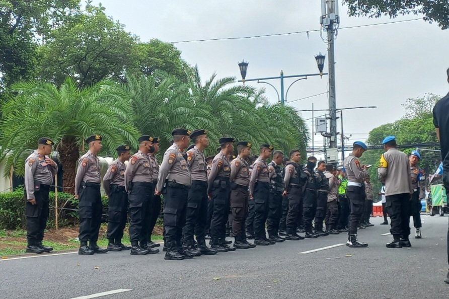 Ilustrasi polisi melakukan apel sebelum patroli. (Foto/Sinpo.id).