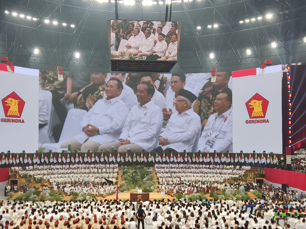 Ketum Gerindra Prabowo Subianto duduk di sebelah Presiden Jokowi saat Rapimnas Gerindra 2024. (BeritaNasional/Oke Atmaja)