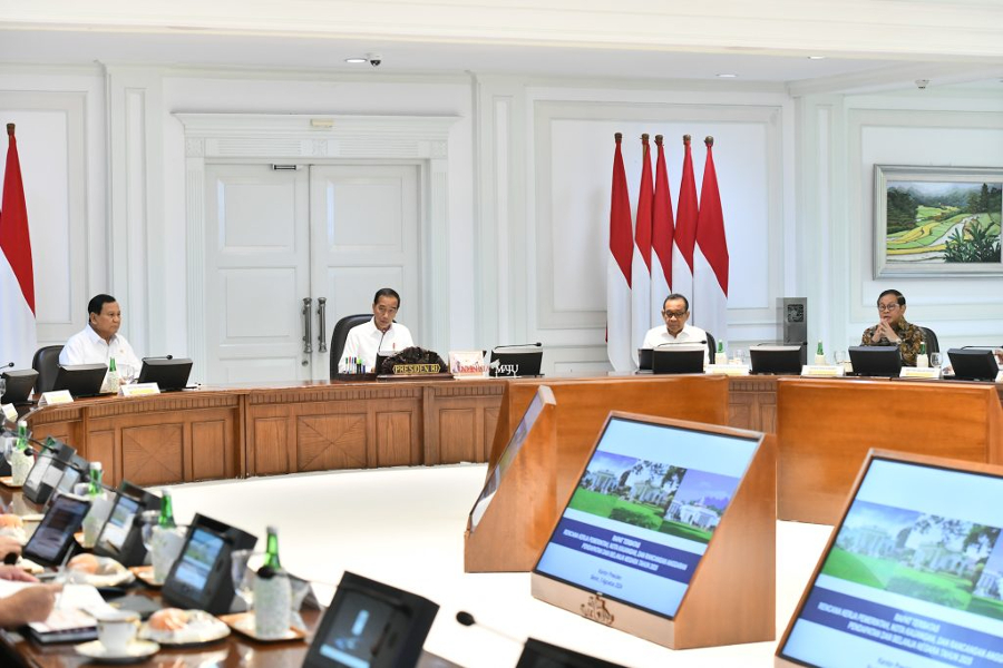 Presiden RI Jokowi saat memimpin Rapat Terbatas mengenai Rencana Kerja Pemerintah, Nota Keuangan, dan RAPBN Tahun 2025. (BeritaNasional/Humas Setkab/ Rahmat)