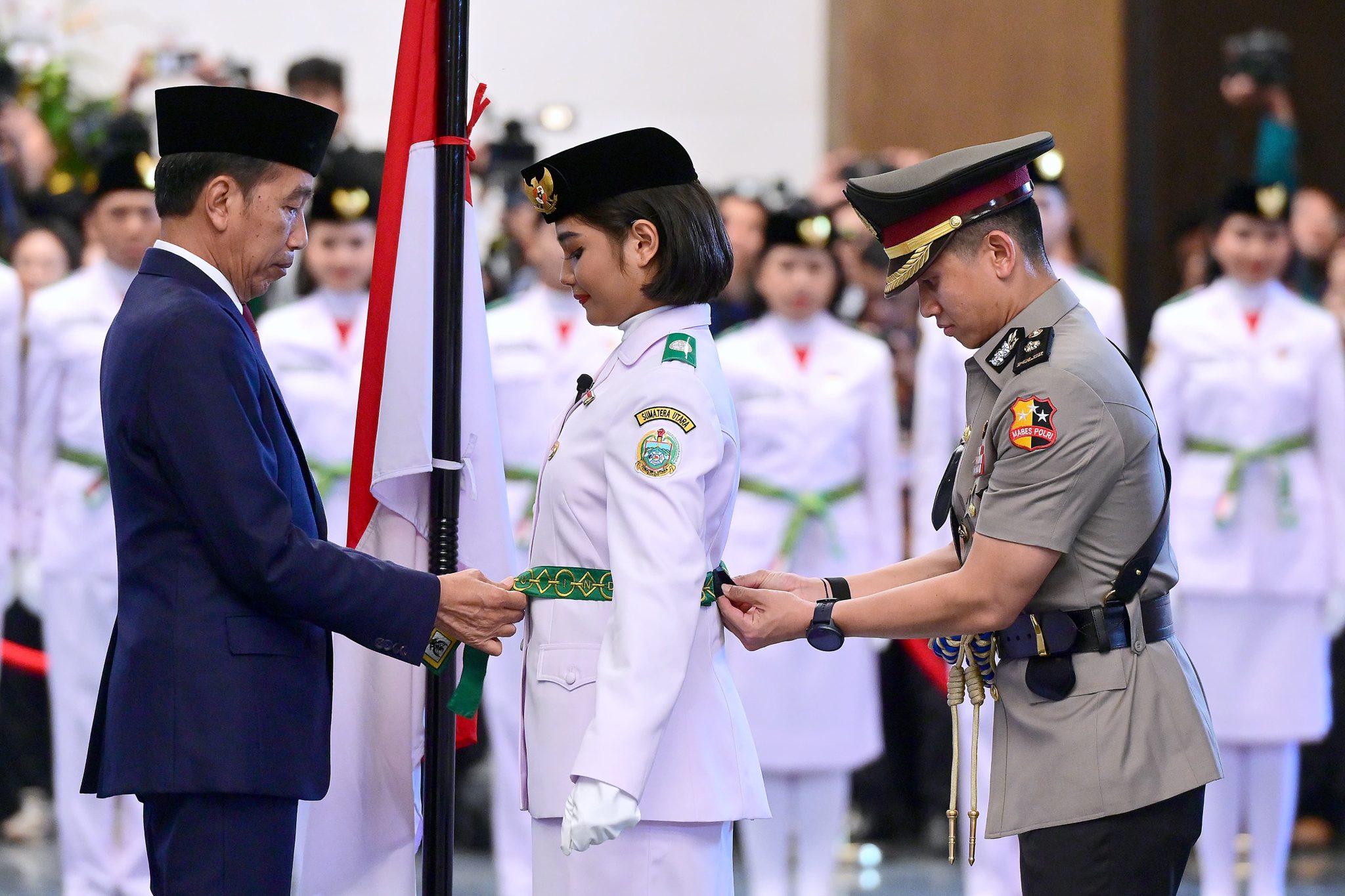 Presiden RI Joko Widodo (Jokowi) mengukuhkan sebanyak 76 putra-putri Indonesia. (Foto/Setkab).