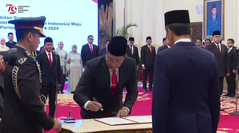 Momen Jokowi melantik Bahlil Lahadalia, Rosan Roeslani, dan Supratman Andi Atgas. (BeritaNasional/Tangkapan Layar)