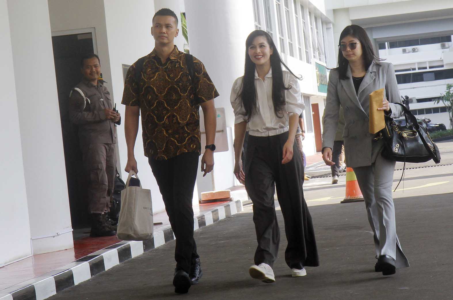 Aktris Sandra Dewi berjalan ke ruangan pemeriksaan setibanya di Gedung Kejaksaan Agung RI, Jakarta, Kamis (4/4/2024). (BeritaNasional/Oke Atmaja)