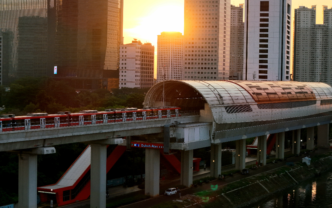 Rangkaian kereta Lintas Rel Terpadu (LRT) melintas di kawasan Kuningan, Jakarta,.(BeritaNasional/Oke Atmaja)