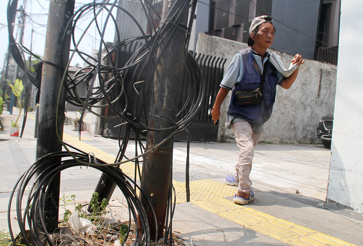 Jaringan kabel utilitas semrawut di Jalan Matraman,Jakarta,Kamis (1/8/2024).(BeritaNasional.com/Oke Atmaja)