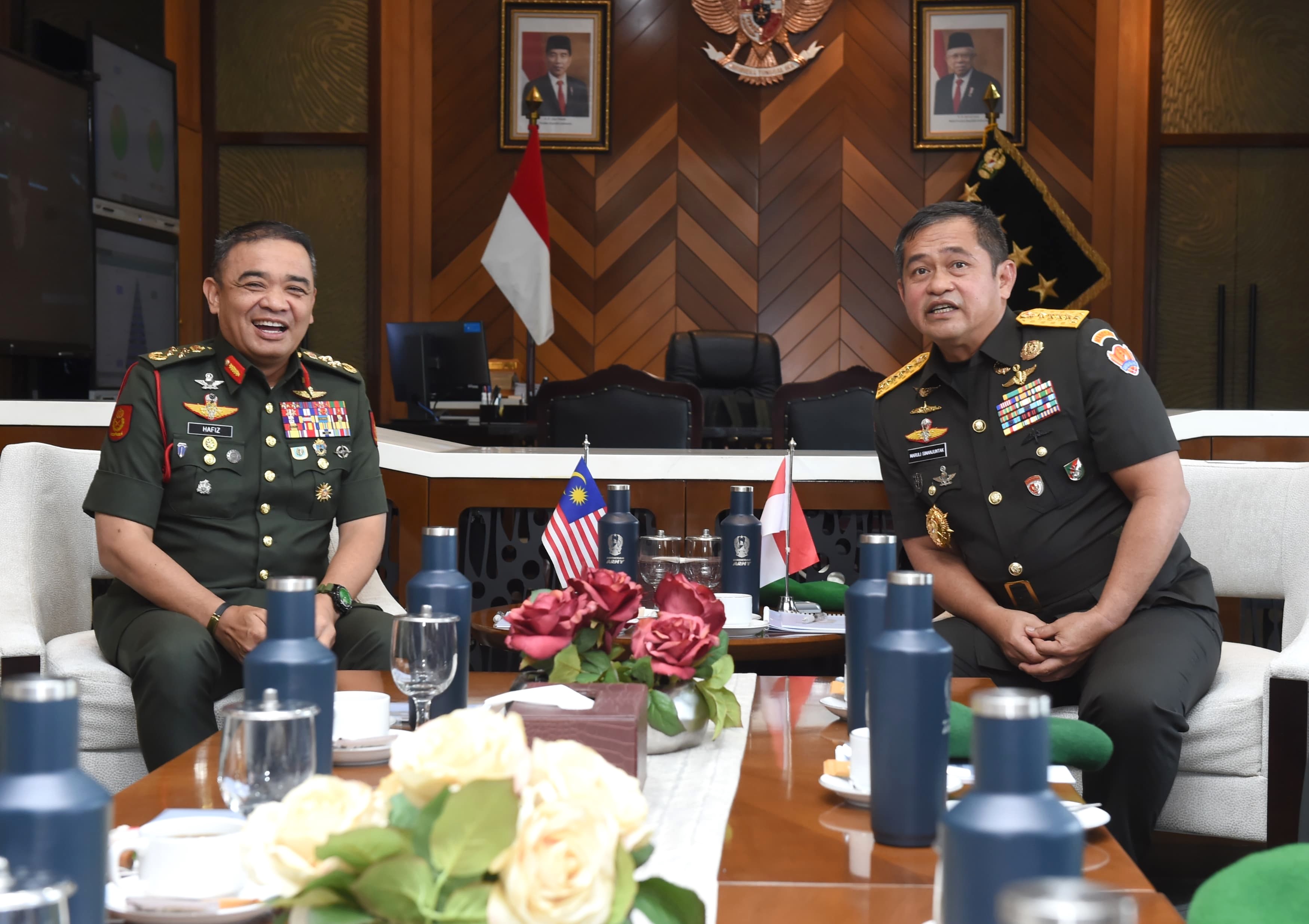 Kepala Staf Angkatan Darat (Kasad) Jenderal TNI Maruli Simanjuntak M.Sc. menerima kunjungan kehormatan Panglima Tentera Darat Malaysia (Kasad Malaysia) General Tan Sri Dato' Wira Muhammad Hafizuddeain Bin Jantan. (BeritaNasional/HO/Elvis Sendouw)