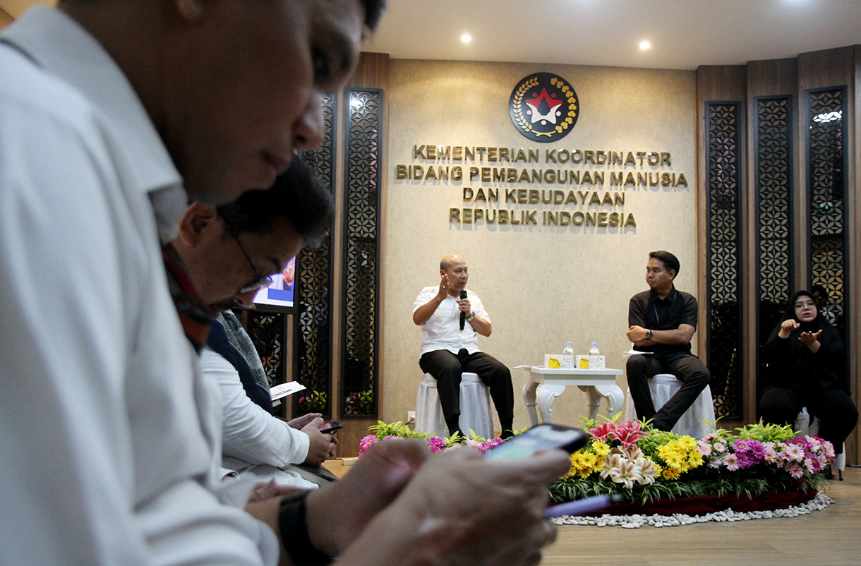 Plt. Deputi VI Kemenko PMK Warsito memberikan keterangan saat Kemenko PMK menggelar acara diskusi Deputy Meet The Press Deputi 6 di Media Center Kemenko PMK, Jakarta, Senin (19/8/2024). (BeritaNasional.com/ Oke Atmaja)