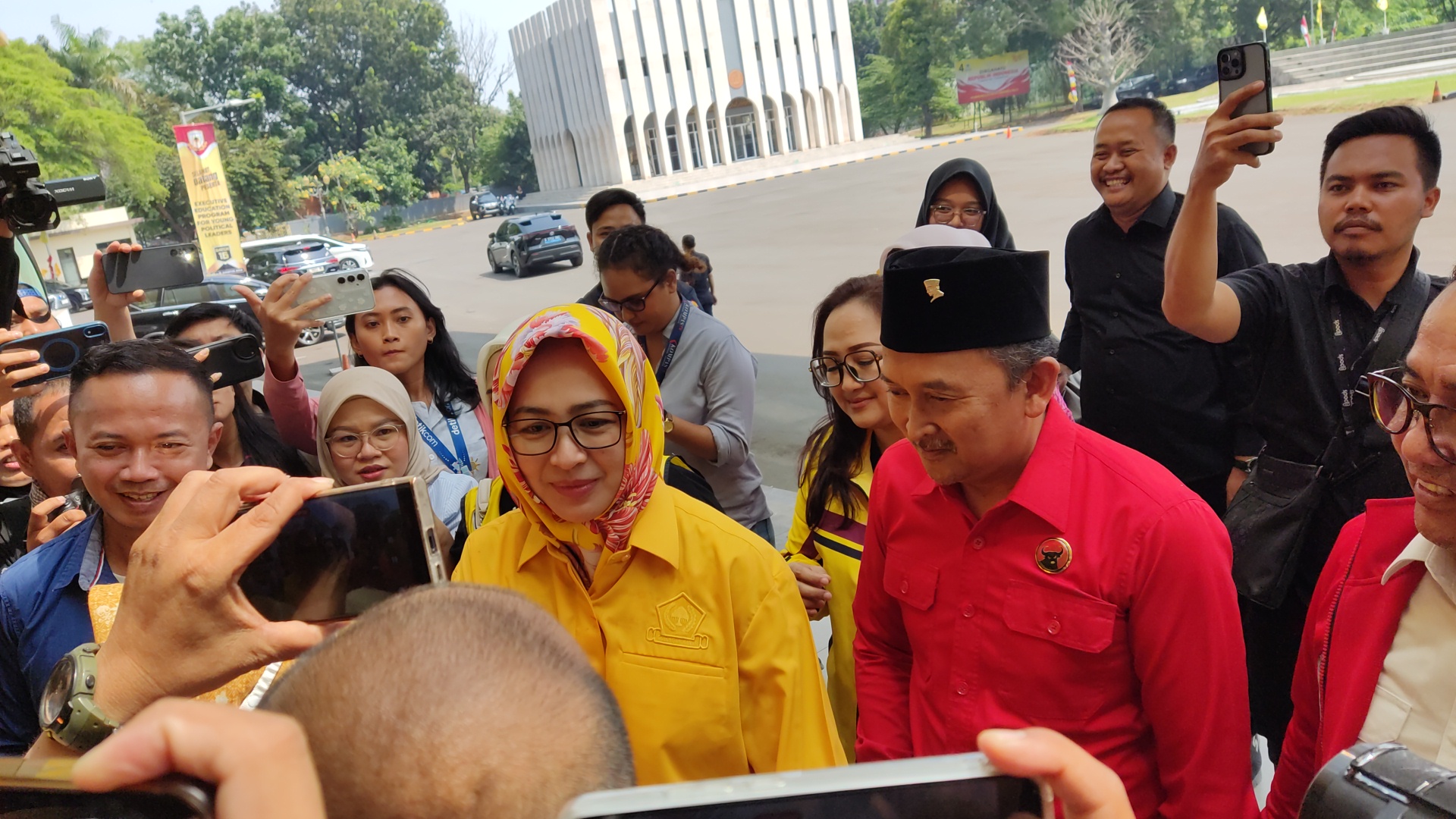 Kenakan seragam kuning, AirindDatangi Kantor DPP Golkar Bersama Ade Sumardi. (BeritNasional/Ahda).