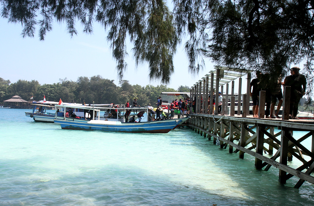 Wisatawan tiba di Pulau Dolphin, Kepulauan Seribu, Jakarta, Selasa (13/3/2024).(BeritaNasional.com/ Oke Atmaja)