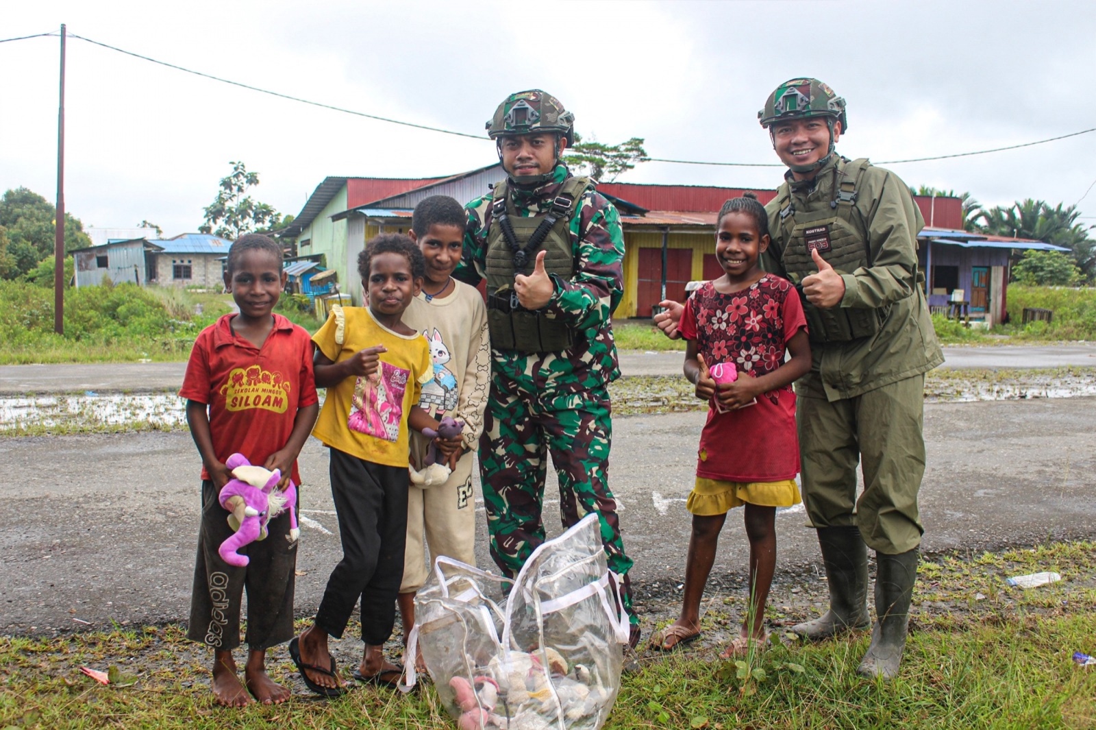 Kesatria Mayangkara Bagikan Boneka untuk Anak-anak Papua. (foto/tni.mil).