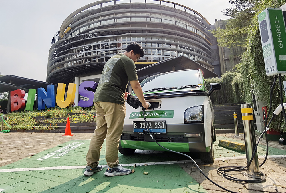 Universitas Bina Nusantara (BINUS) mempromosikan mobilitas ramah lingkungan melalui instalasi Stasiun Pengisian Kendaraan Listrik Umum (SPKLU). (BeritanNasional/HO/Elvis Sendouw)